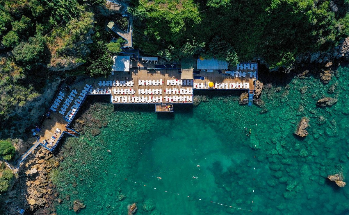 Antalya'nın Koylarının Dışında Falezlerde de Denize Girme Keyfi
