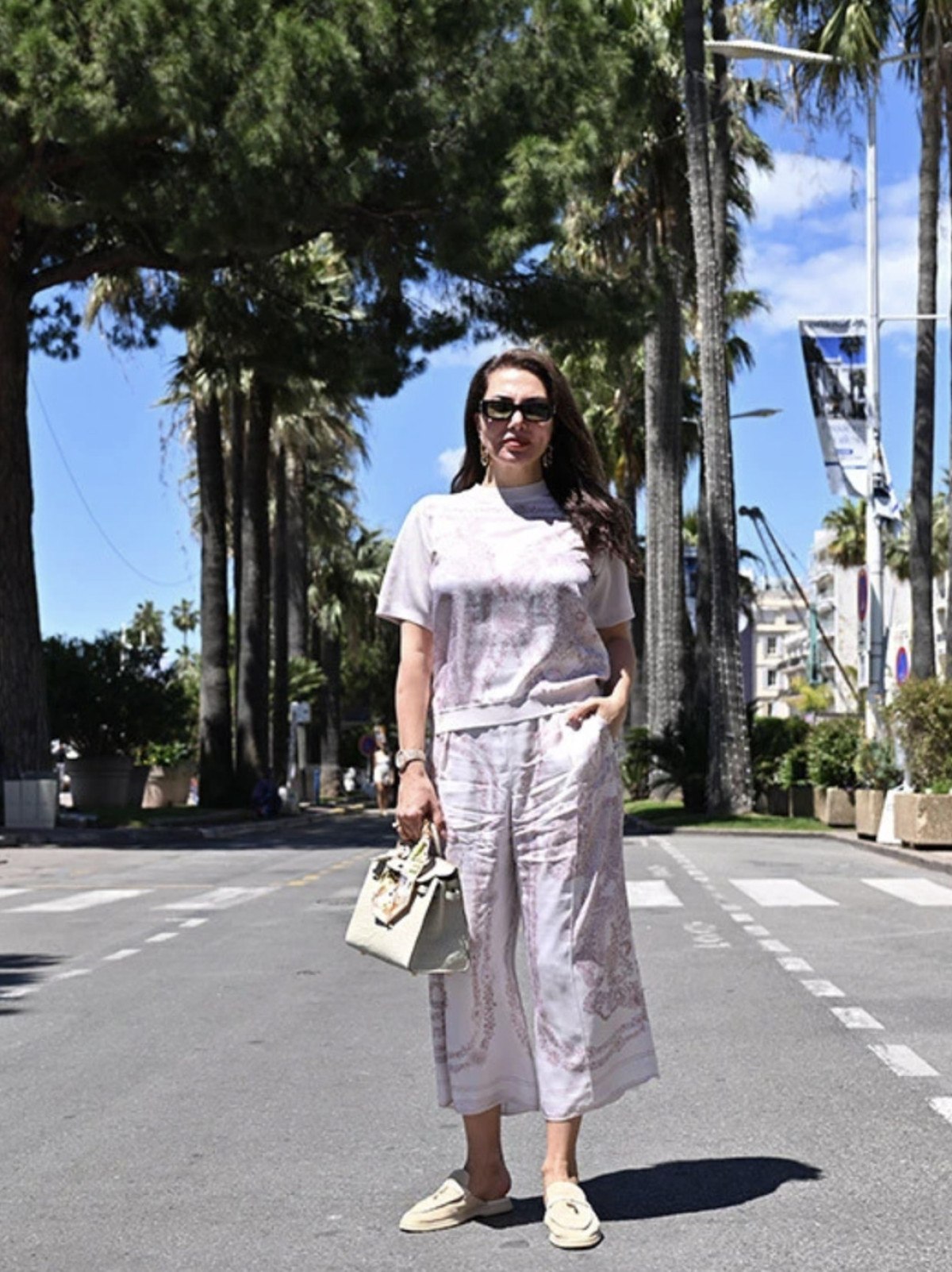 EBRU YAŞAR, KIRMIZI HALIDA