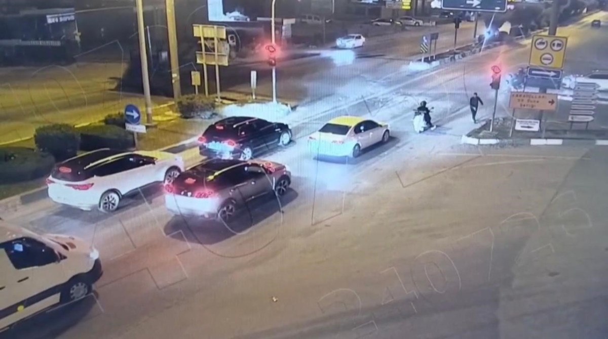 Osmaniye'de Kırmızı Işıkta Duran Araçtan İnen Vatandaşın Cesur ve Duyarlı Hareketi