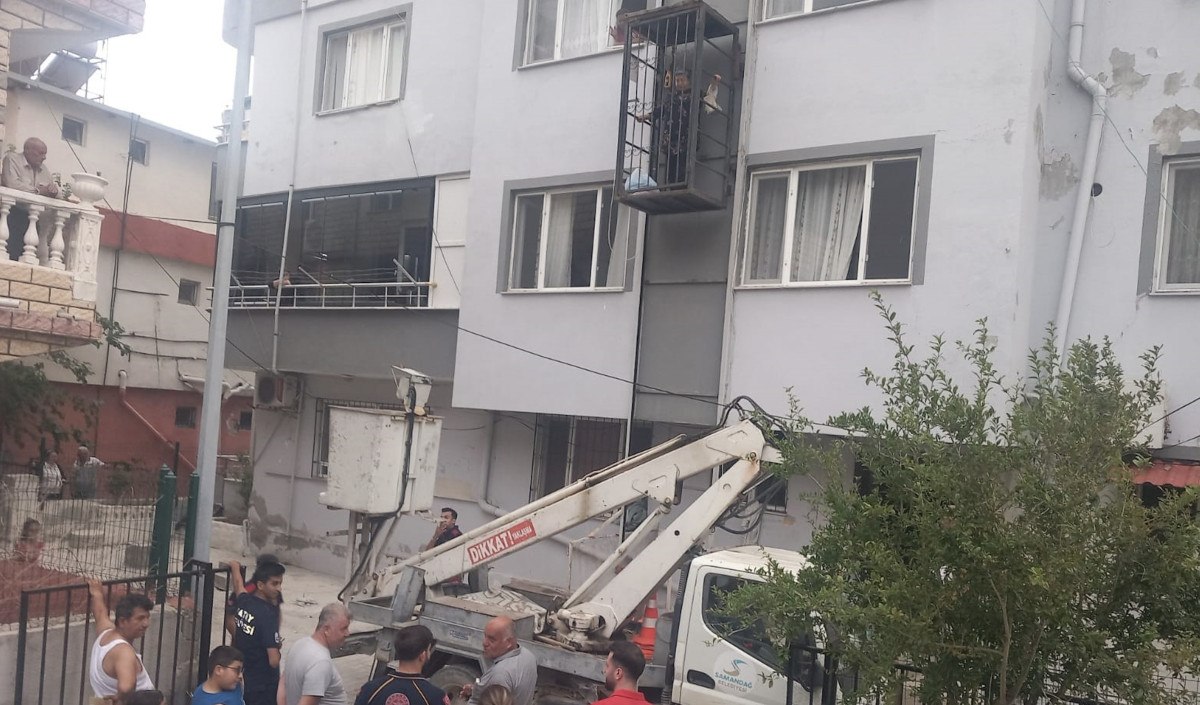 Mahsur kalan kadın, vinç yardımıyla güvenli bir şekilde kurtarıldı