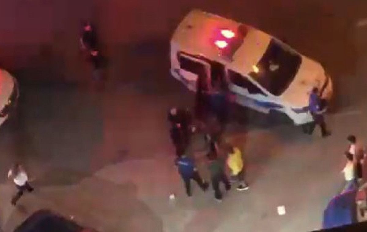 İHA İstanbul Esenyurt'ta kaynanası rahatsızlanan damat, hastaneye götürmek için kamyonetle siteye giriş yaptı