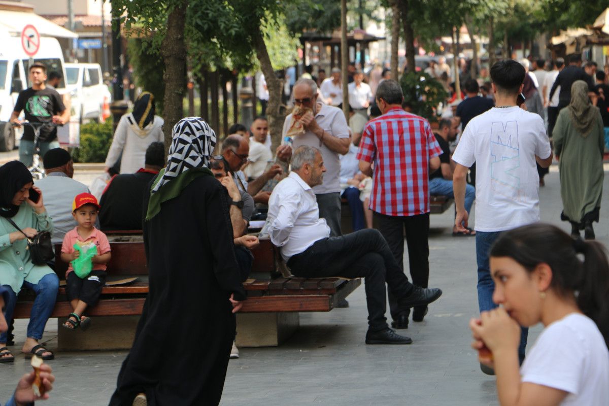 Vatandaşlar Serinlemek İçin Camiyi Tercih Ediyor
