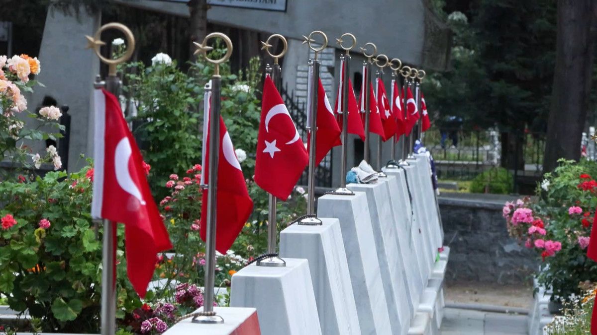 İdlib'de Şehit Olan Oğlunun Kabrinde Duygulanan Baba