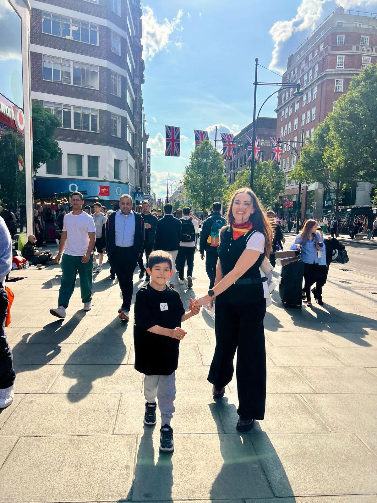 Güzel Oyuncu Fahriye Evcen Londra'da Ailesiyle Birlikte