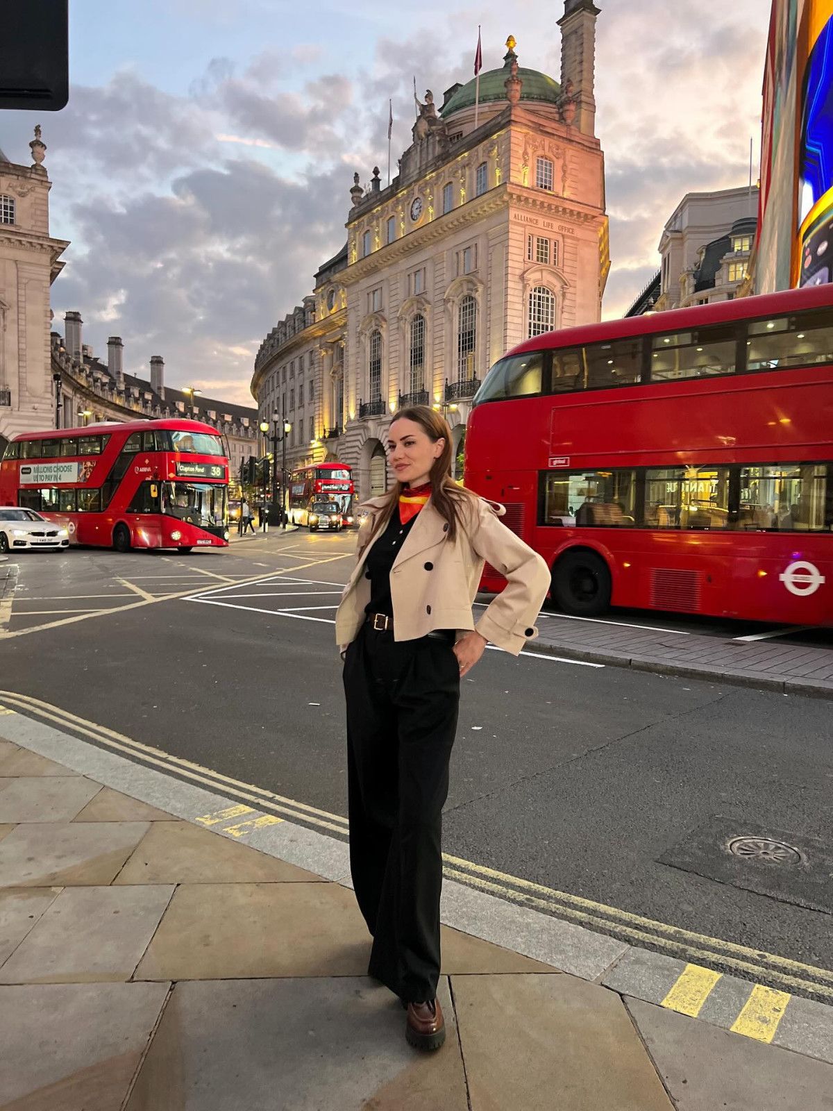 Güzel Oyuncu Fahriye Evcen Londra'da Ailesiyle Birlikte