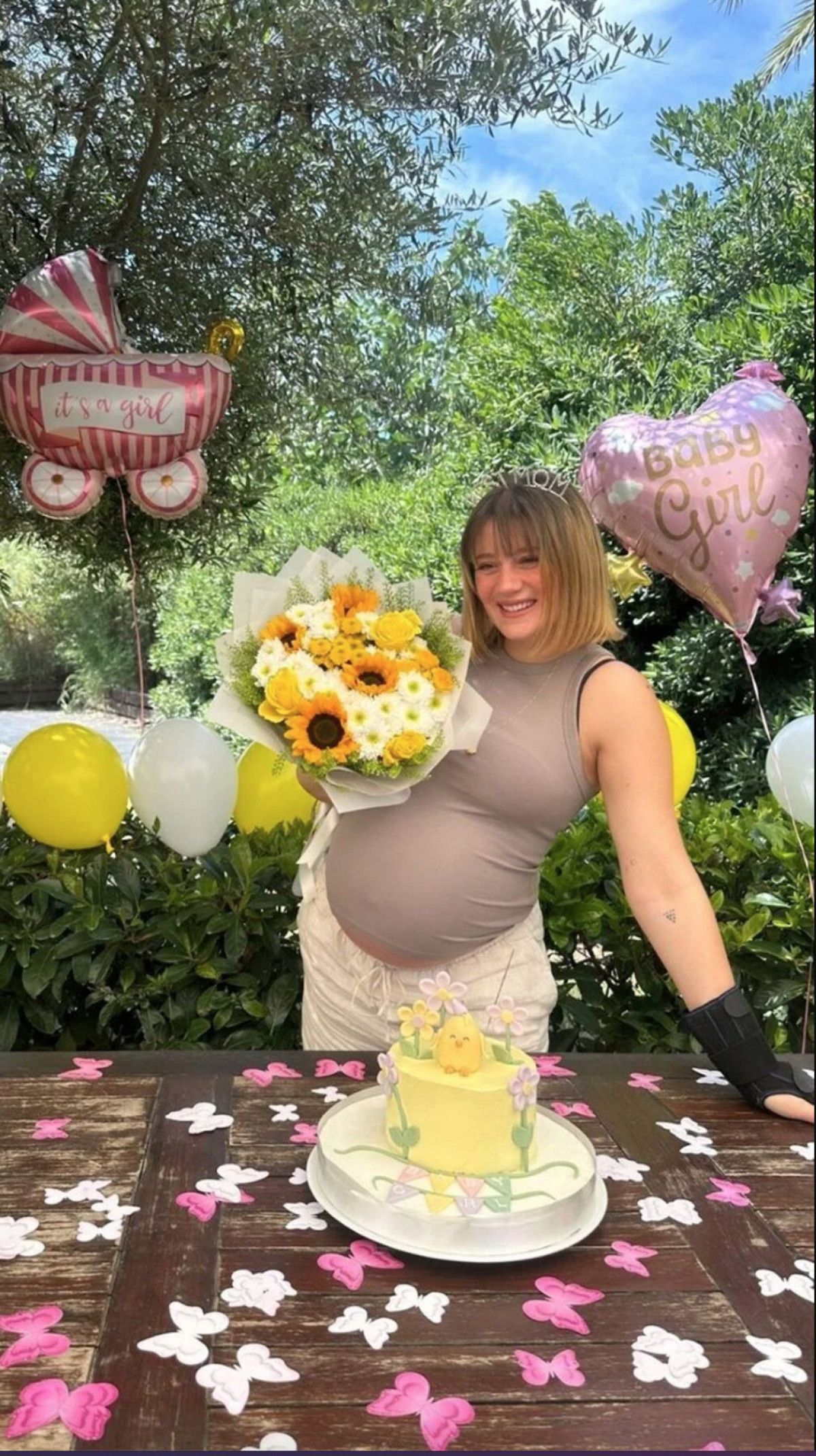 Gizem Karaca'nın Bebek Sevinci