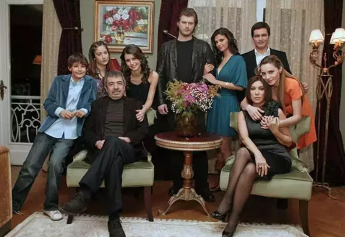 Geçmişin Güçlü İmgesiyle Günümüzün Parlayan Yıldızı: Beren Saat
