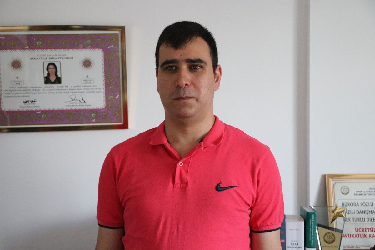Erciyes Üniversitesi Güzel Sanatlar Fakültesi Müzik Bölümü 4. sınıf öğrencisi olan ve %90 görme engelli olan Caner Mutlu’nun hikayesi, eğitimde eşitlik ve adaleti yeniden gözler önüne seriyor. 28 Kasım 2023 tarihinde gerçekleşen ‘MÜZ493 Araştırma Teknikleri’ dersinin sınavında, Mutlu, çalışmak amacıyla Braille alfabesiyle hazırladığı metni sınav kağıdının altına yerleştirdi. Sınav sırasında, dersin sorumlu öğretim görevlisi, Mutlu’nun kopya çektiğine dair tutanak tutmak zorunda kaldı.