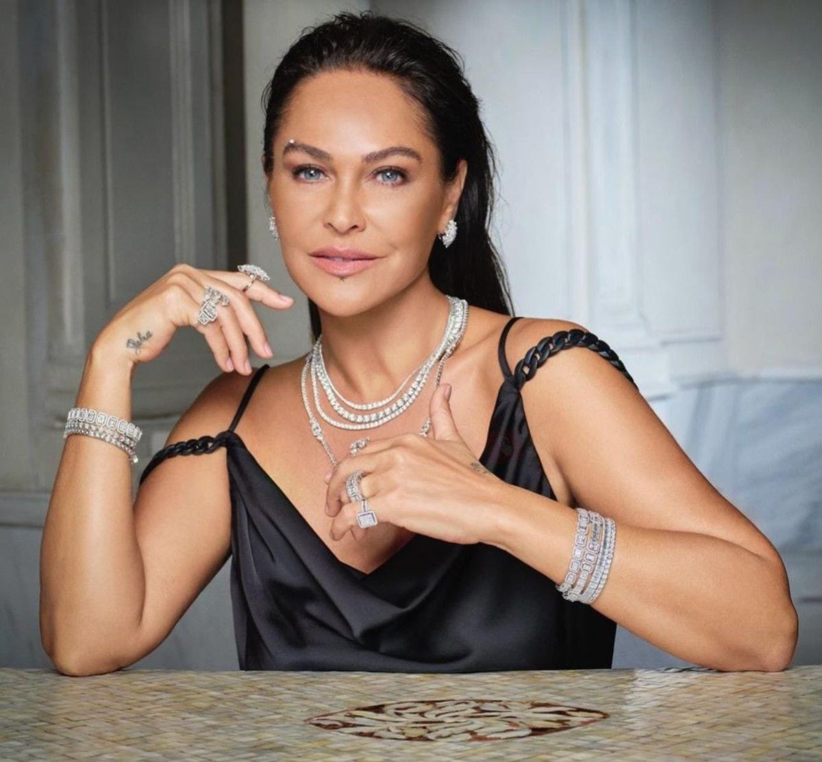 Hülya Avşar'dan Göz Kamaştıran Açıklamalar
