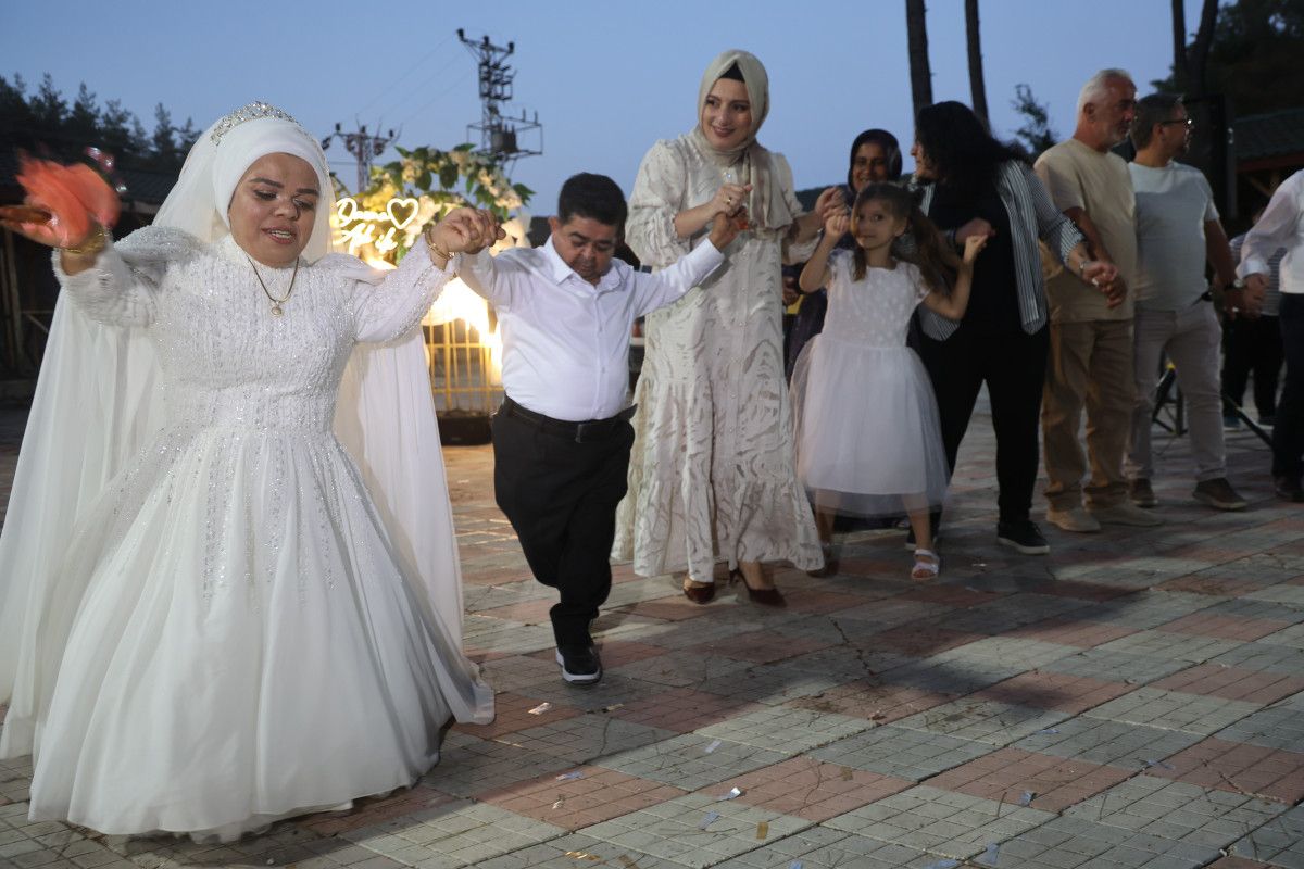 Yayladağı'nda Engelli Çiftin Unutulmaz Düğünü