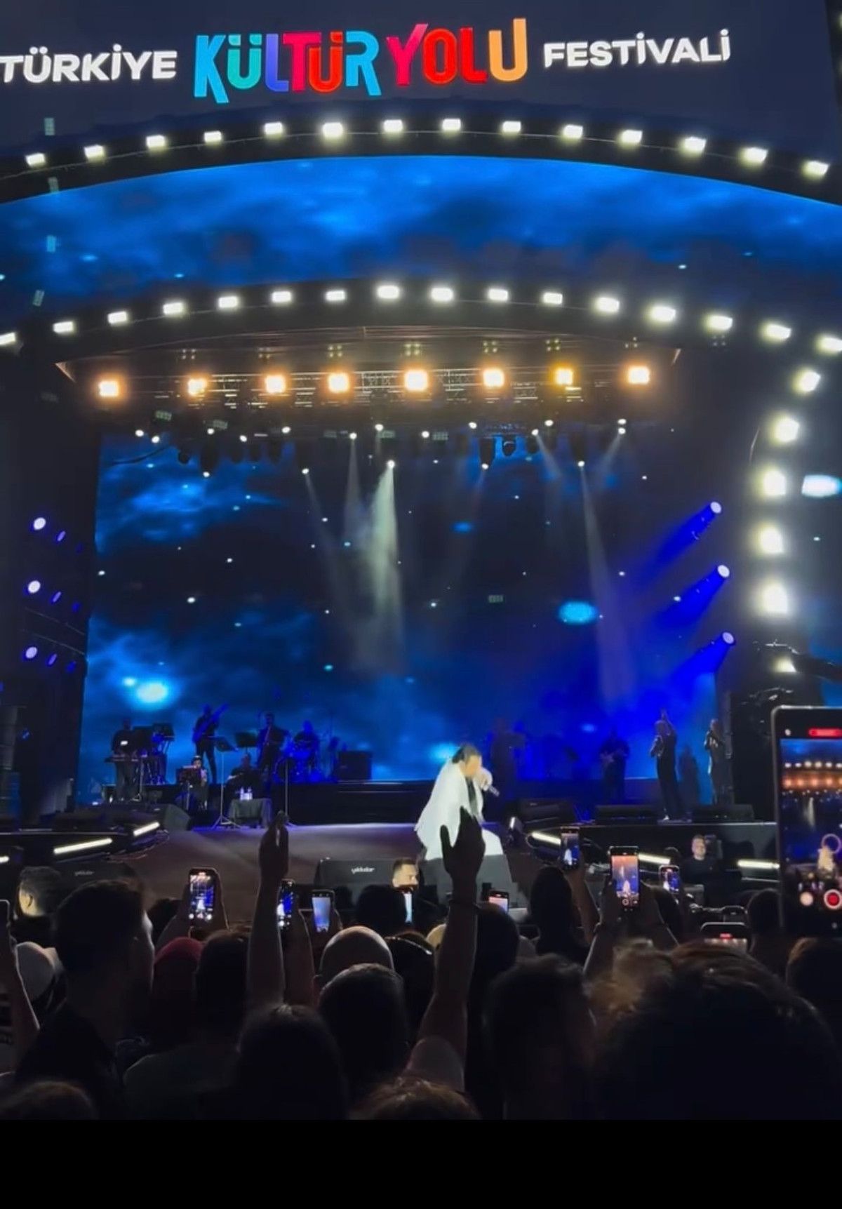 Sevilen sanatçı Bayhan, Bursa'da düzenlenen Kültür Yolu Festivali sırasında unutulmaz bir an yaşadı.