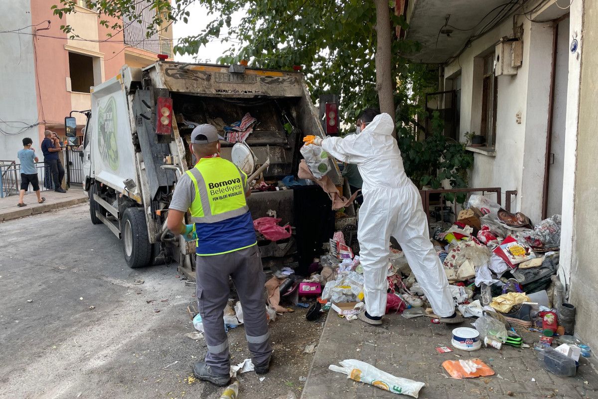 İzmir'in Bornova İlçesinde Kötü Kokular ve Çöp Evi Krizi