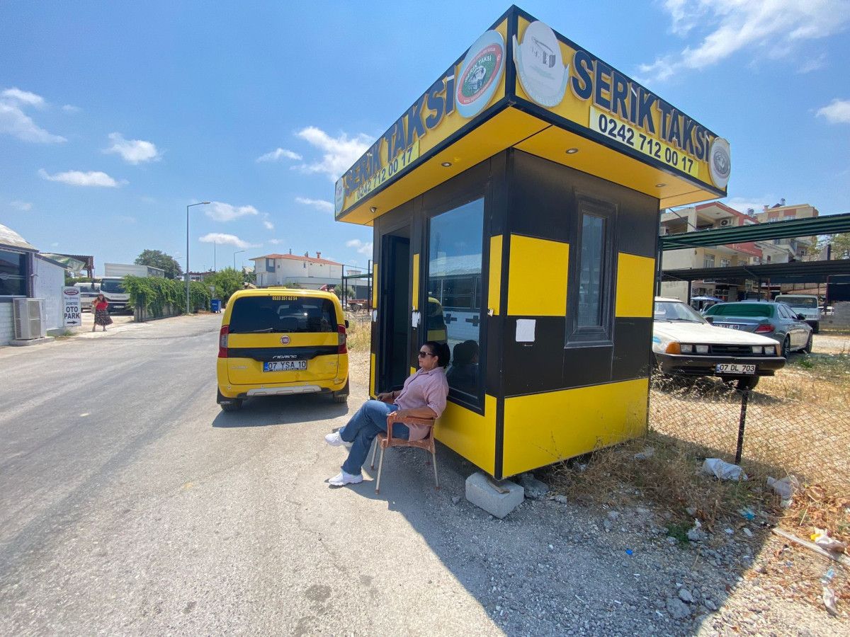 Antalya'nın Serik ilçesinde kadın taksi şoförü olarak çalışan Selma Seyrek, 12 yıl boyunca mesleğine tutkuyla bağlı bir şekilde hizmet veriyor.