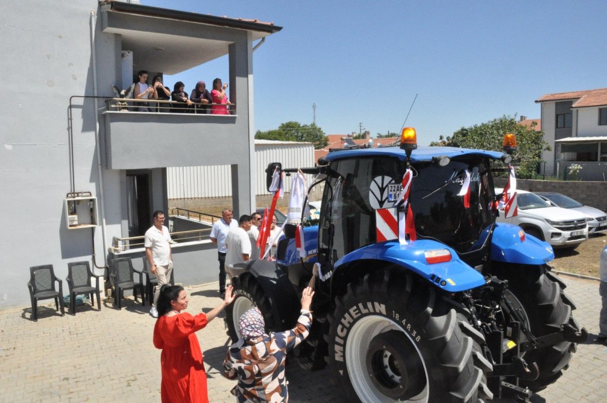 Traktör Konvoyuyla Görkemli Düğün Töreni
