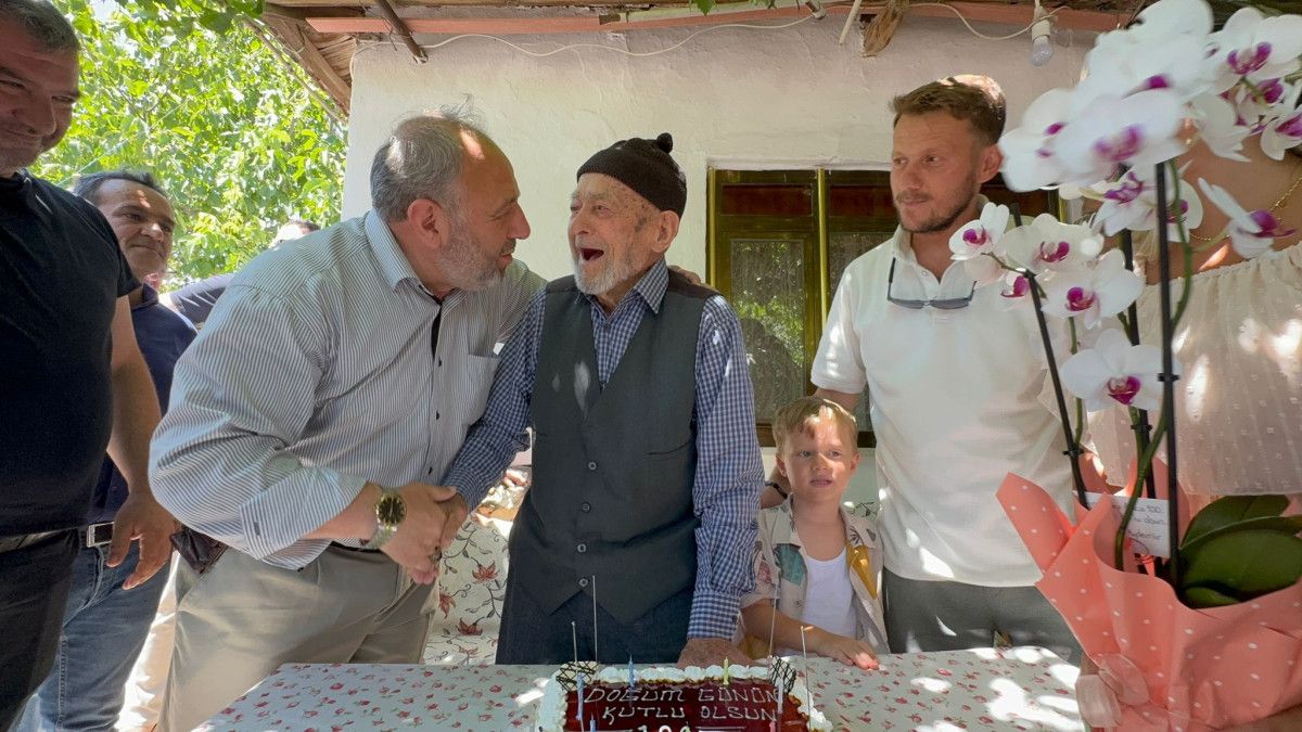 Gönen ilçesi Üzümlü Mahallesi’nde yaşayan Recep Ercan, uzun ve sağlıklı yaşamının 100. yılını büyük bir sevinçle kutladı.