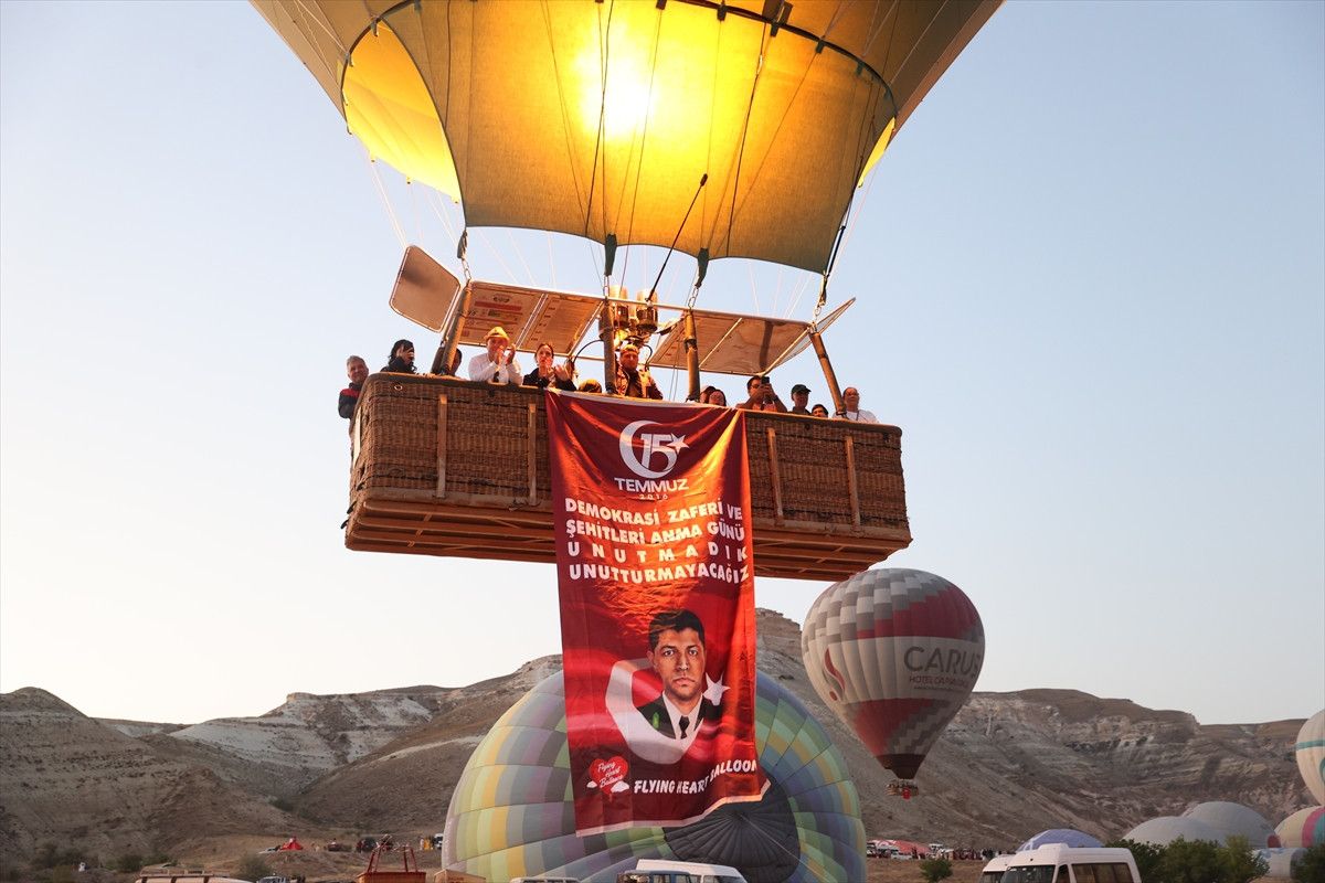Kapadokya'da Demokrasi Şöleni ve Sıcak Hava Balonlarıyla Anma