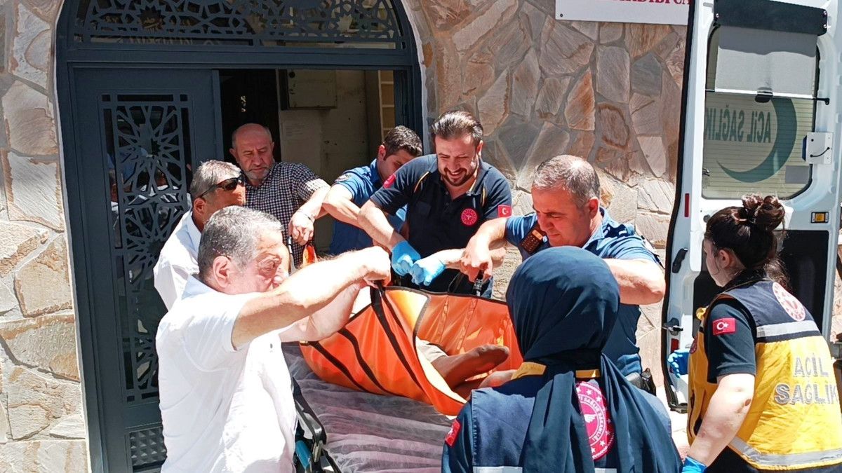 Samsun'un İlkadım ilçesinde Kızılcıkdibi Camisi'nde Öğle Saatlerinde Yaşanan Olay