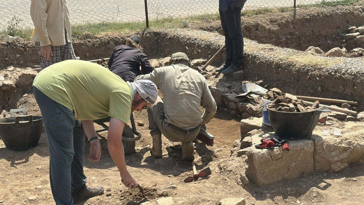Agoranın Portiko Duvarı Üzerinde Çalışmalar ve Bulunan Bulgular