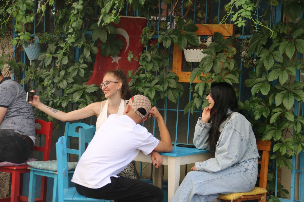 Sivas'ta Sarmaşıklarla Kaplı Sakin ve Nostaljik Kafe