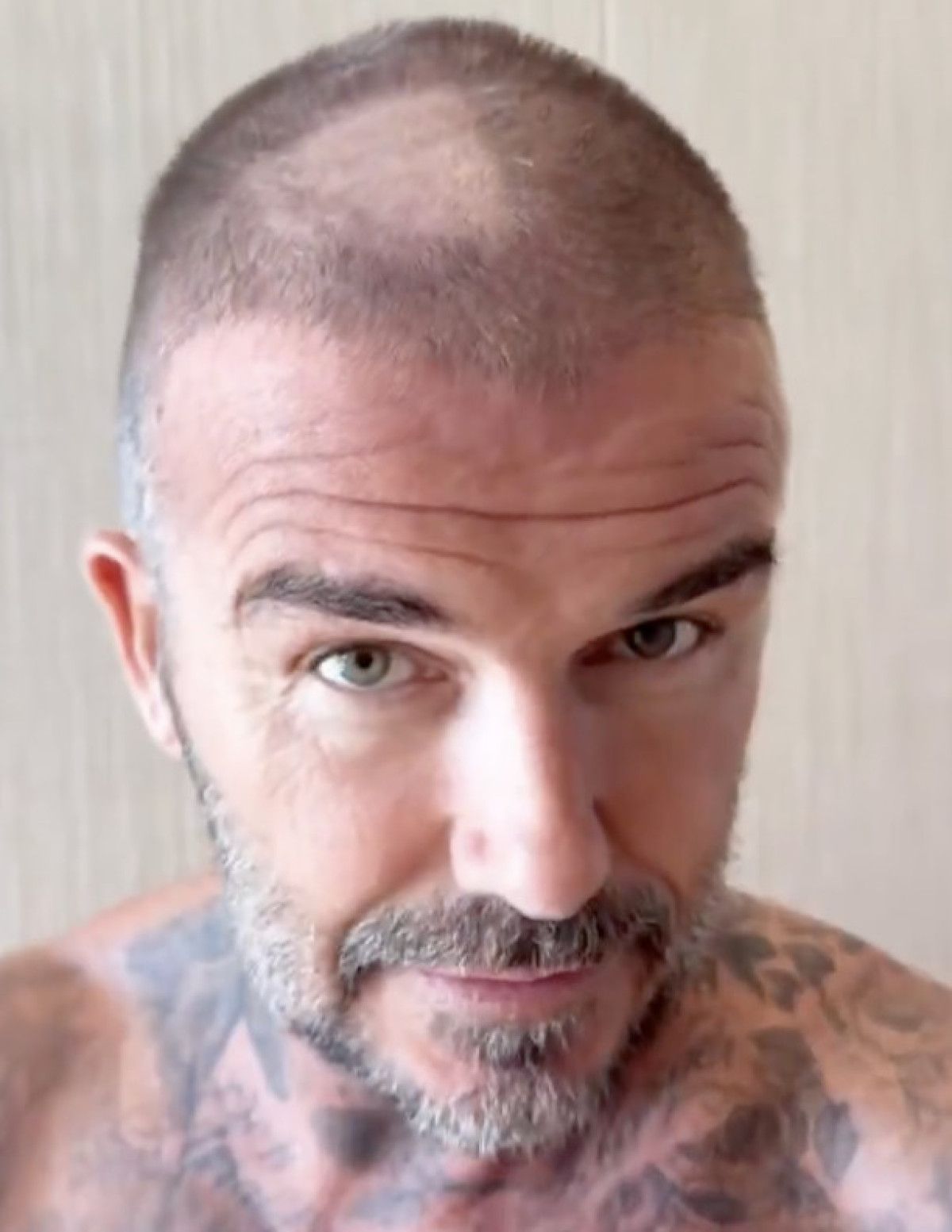 Futbol ve moda dünyasının ikonik ismi David Beckham, bu kez saçlarıyla gündemde. 50 yaşındaki Beckham, evde tıraş makinesiyle kendi saçını kesmeye çalışırken beklenmedik bir şekilde başının bir bölümünü kazıdı ve ortaya komik görüntüler çıktı.