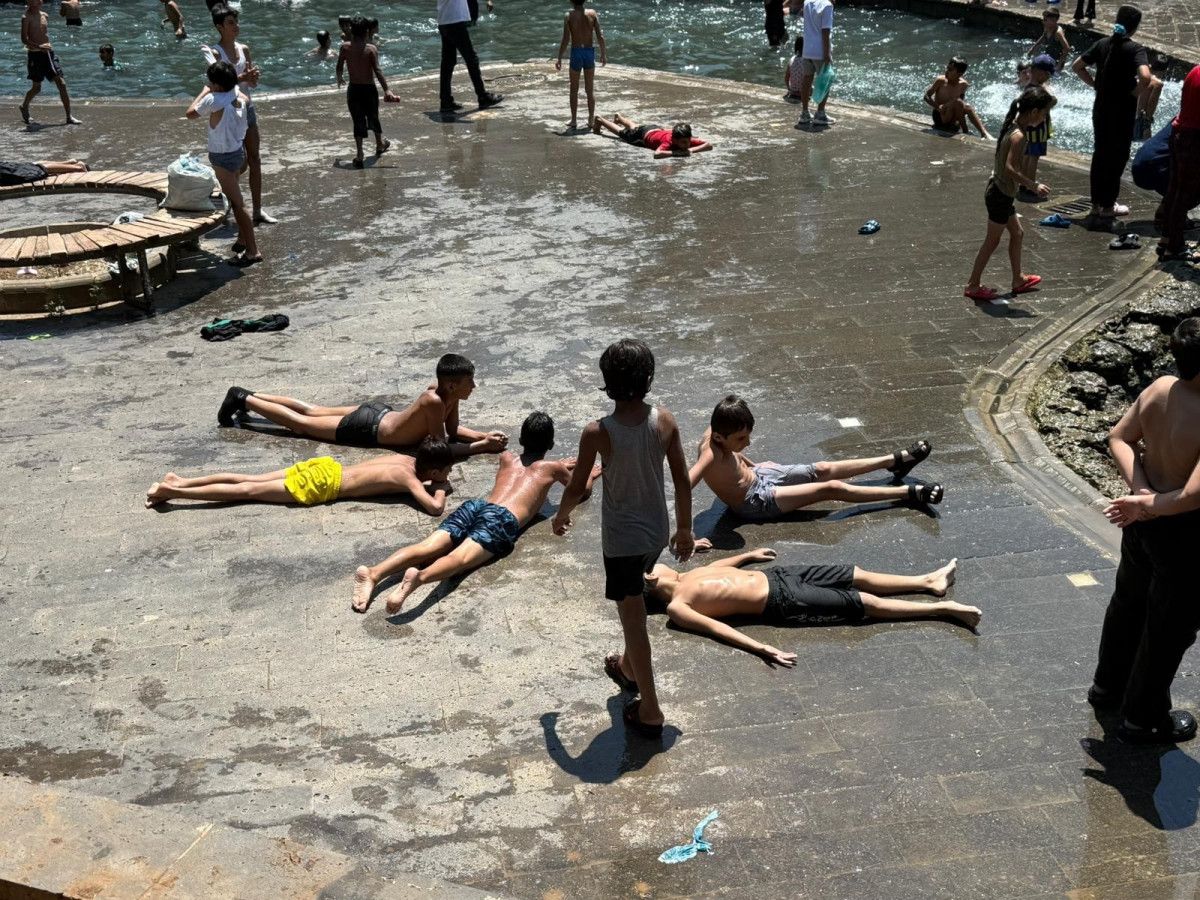 Sokakta Gün Boyu Gölgelik Alanlar Tercih Edildi