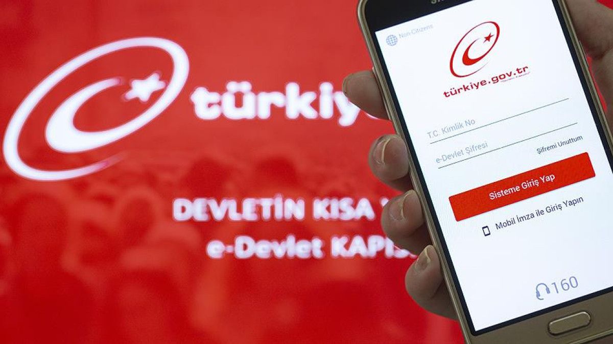 Devlet ile vatandaş arasındaki işlemleri dijital ortama taşıyan Türkiye’nin en büyük kamu hizmet platformu olan e-Devlet Kapısı, sürekli olarak büyüme ve gelişme yolunda ilerliyor. 2008 yılında hizmete giren bu platform, sadece bir işlem noktası olmakla kalmayıp, milyonlarca vatandaşın günlük yaşamını kolaylaştıran geniş ve entegre bir dijital ekosistem haline dönüşmüştür.