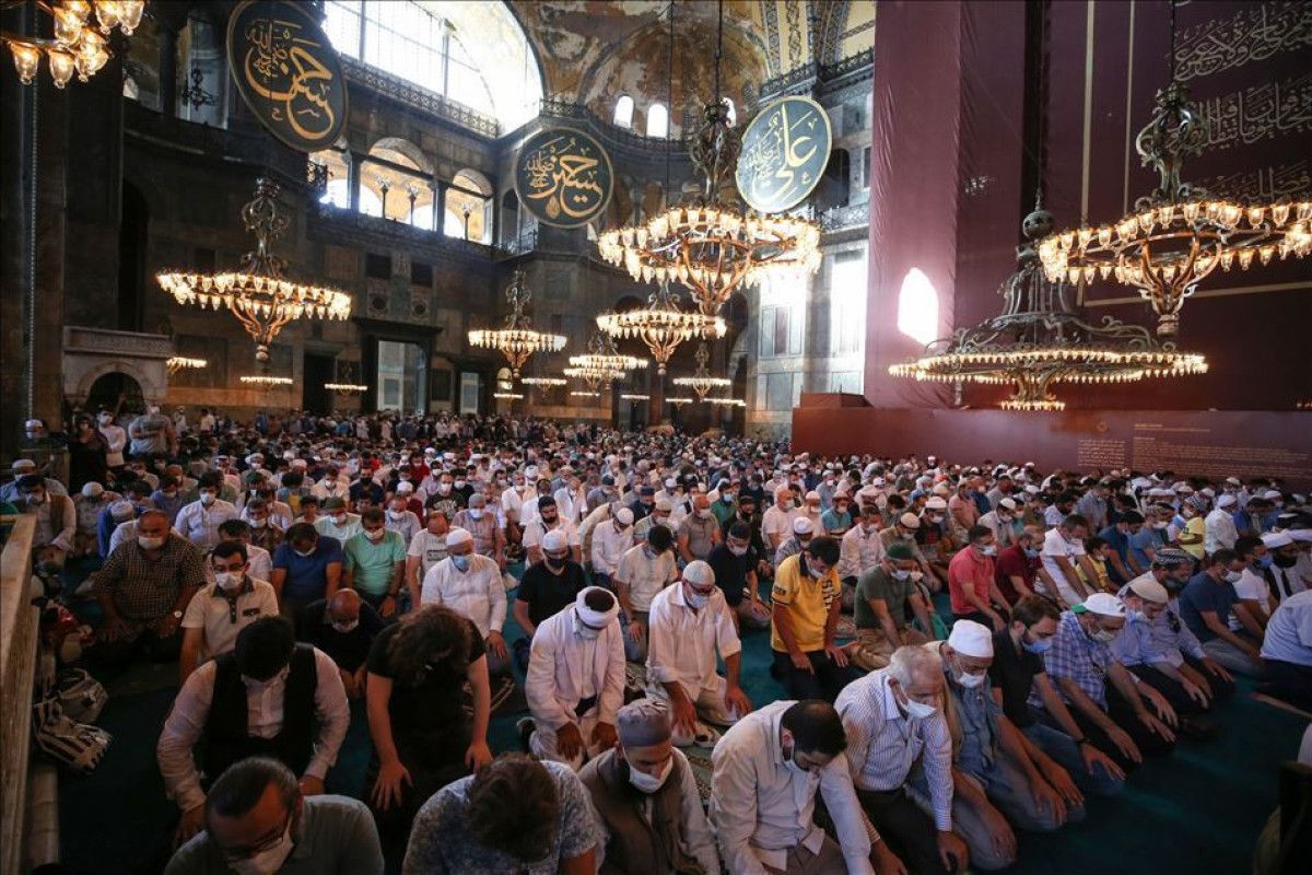 Üst Kat Turistlere, Alt Kat İbadete Açık