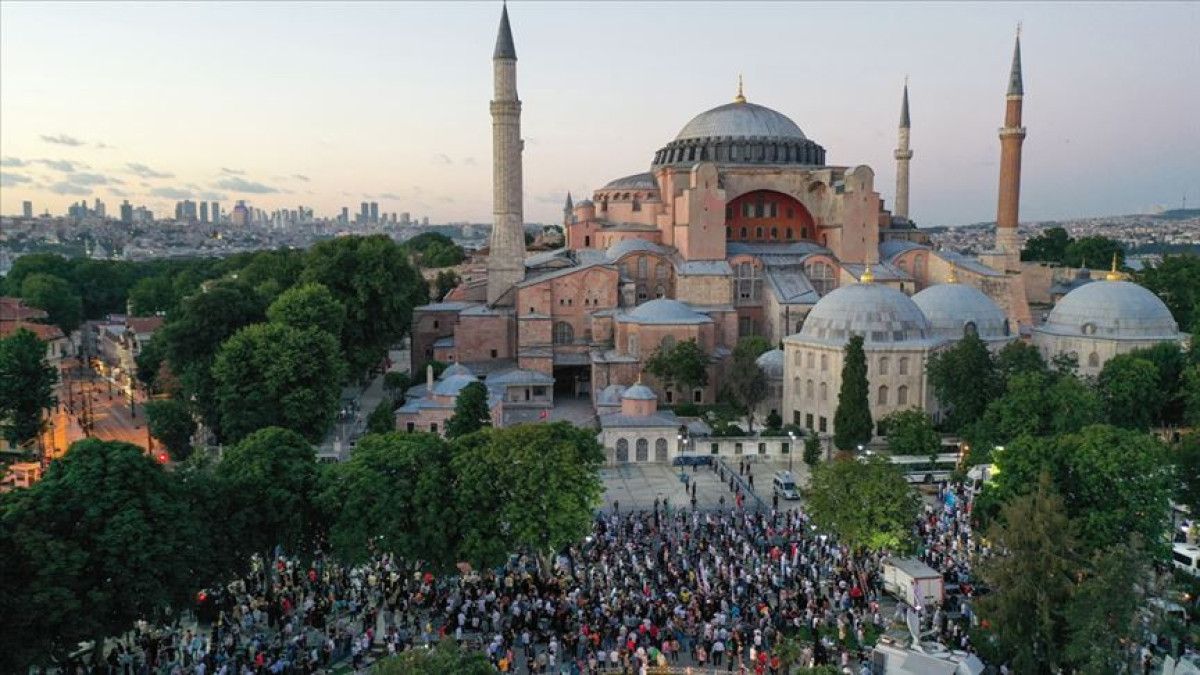 Her Yıl Milyonlarca Ziyaretçi ve İnançlı Ziyaret
