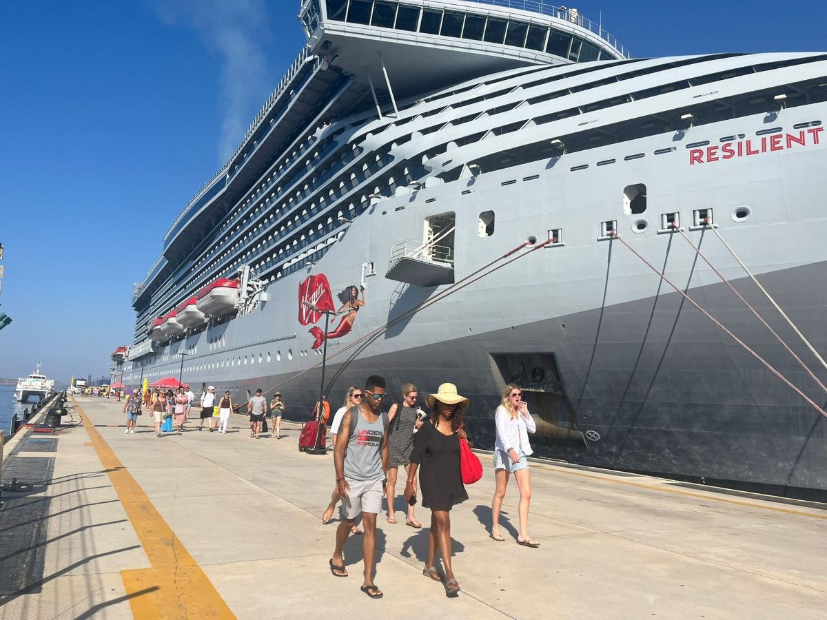 Muğla’nın turizm cenneti Bodrum ilçesi, her yıl olduğu gibi bu sezon da turist akınına sahne oluyor. Özellikle kruvaziyer gemileriyle gelen ziyaretçilerin sayısı, bölgenin hareketliliğini artırmaya devam ediyor.