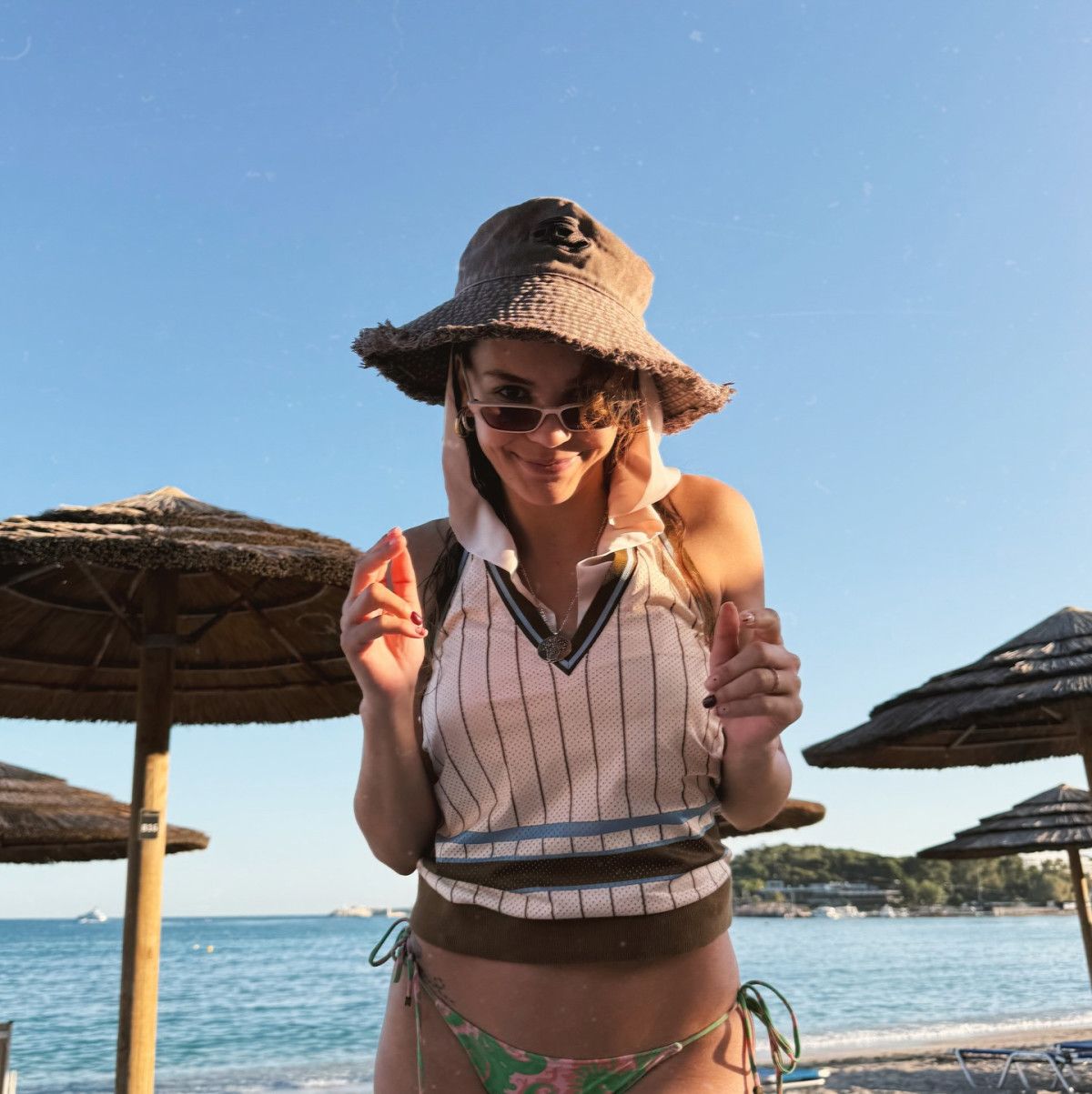 Çeşme'de Denizin ve Güneşin Tadını Çıkarıyor