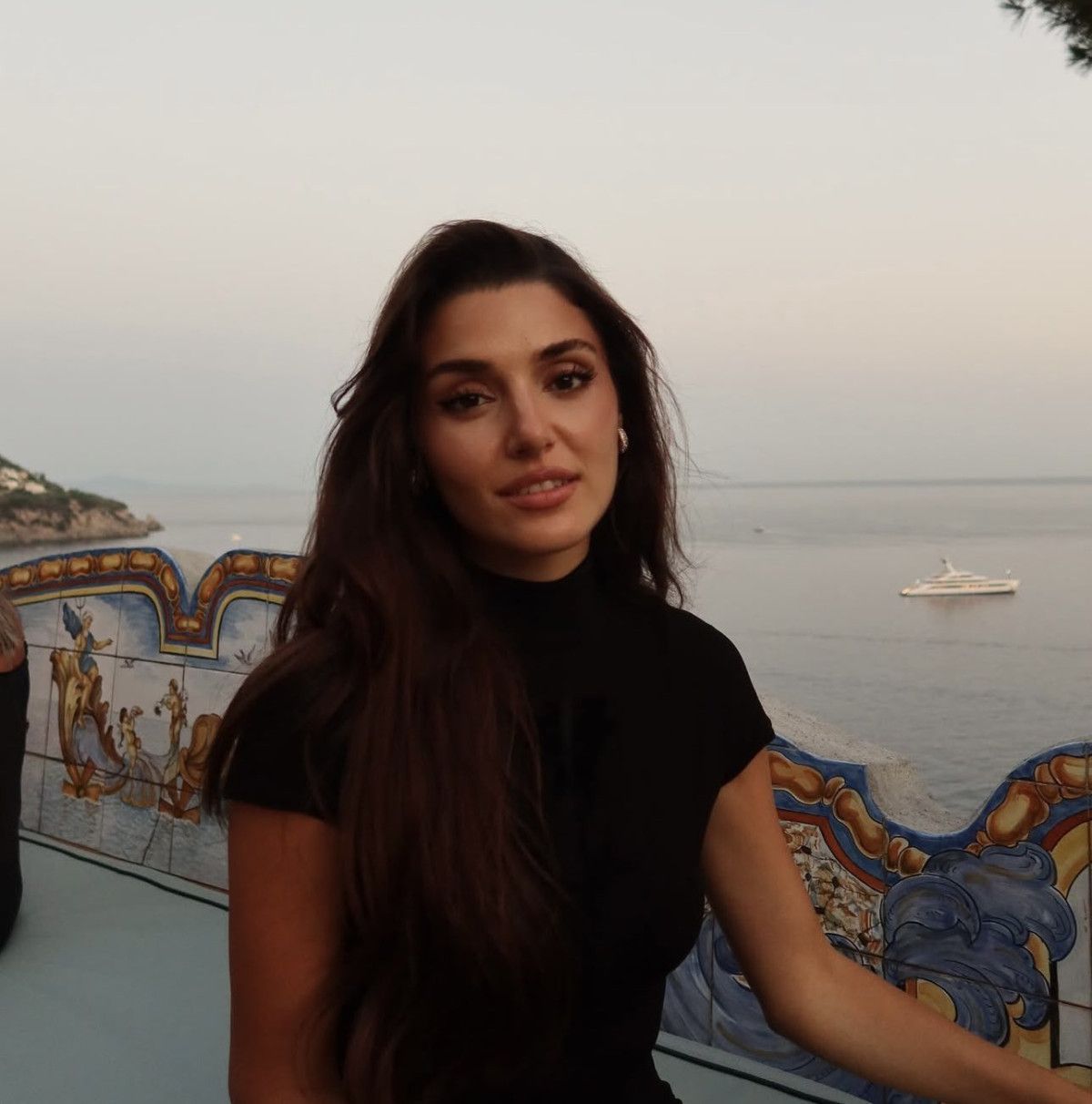 Hande Erçel'in Sosyal Medya Paylaşımı ve Beğeni Rekoru