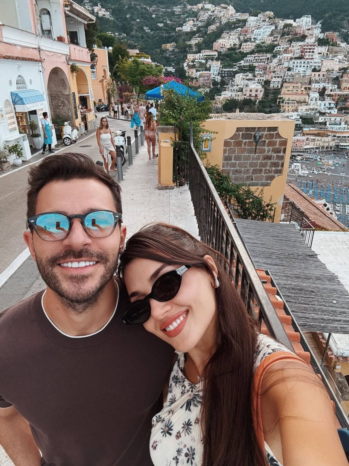 Hande Erçel ve Hakan Sabancı çiftinden romantik pozlar
