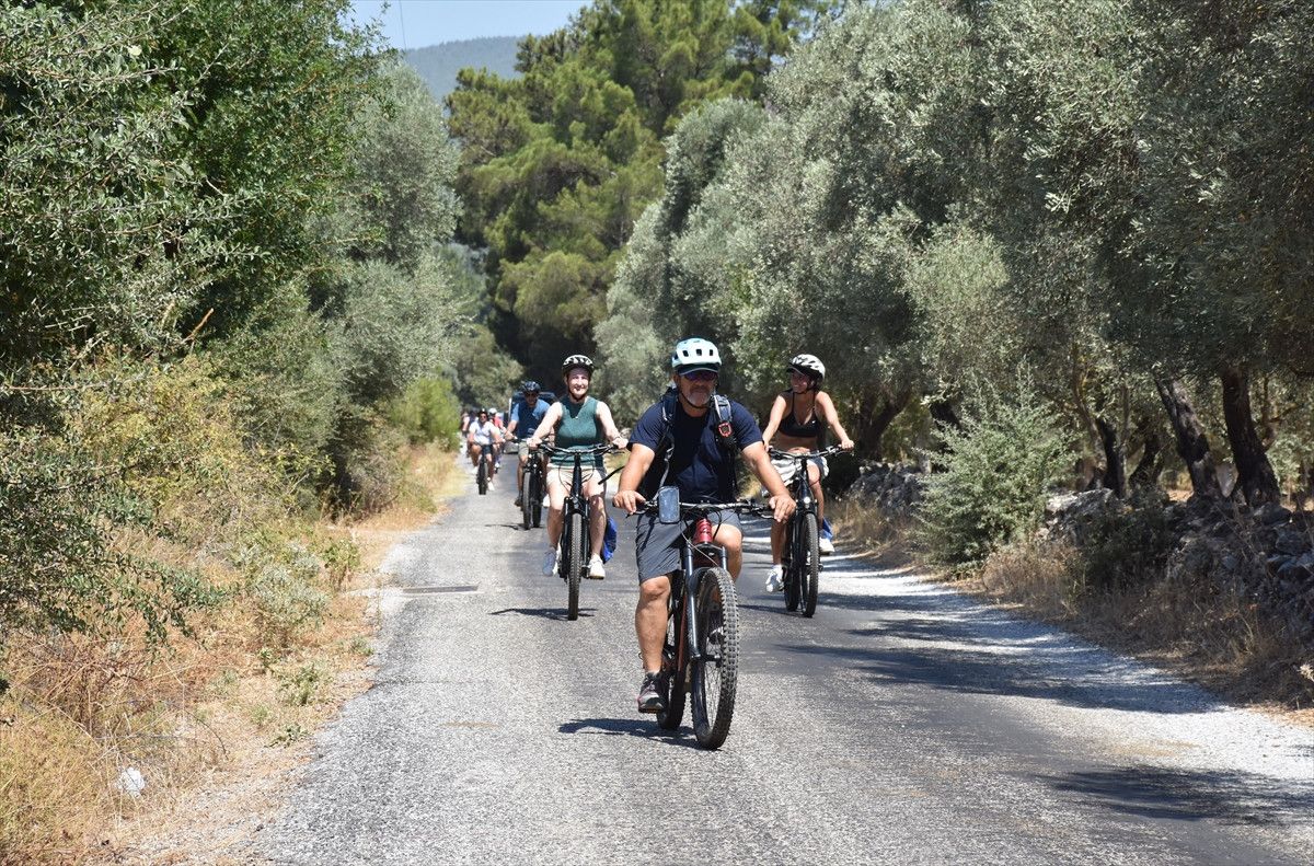 Muğla Bodrum'a gelen yabancı turistler doğanın tadını çıkardı