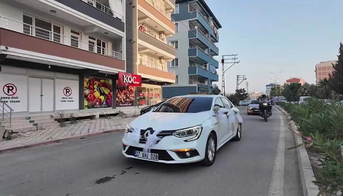 Hatay'da polisler, babası ölen polis kızını düğününde yalnız bırakmadı