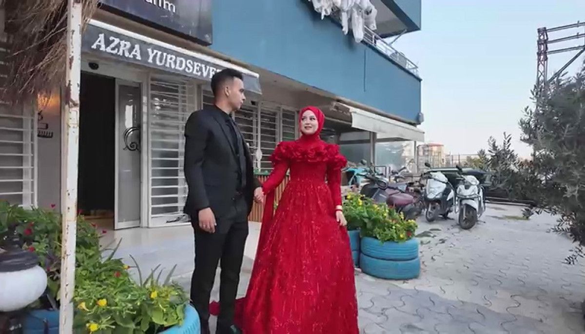 Hatay'da polisler, babası ölen polis kızını düğününde yalnız bırakmadı