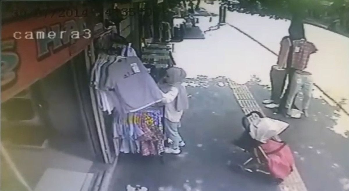 Bing�l'de bebek arabas� i�inde bebekle kald�r�mdan d��t�