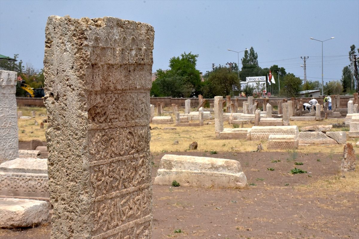 Bölgedeki Mezarlar ve Kazı Çalışmaları