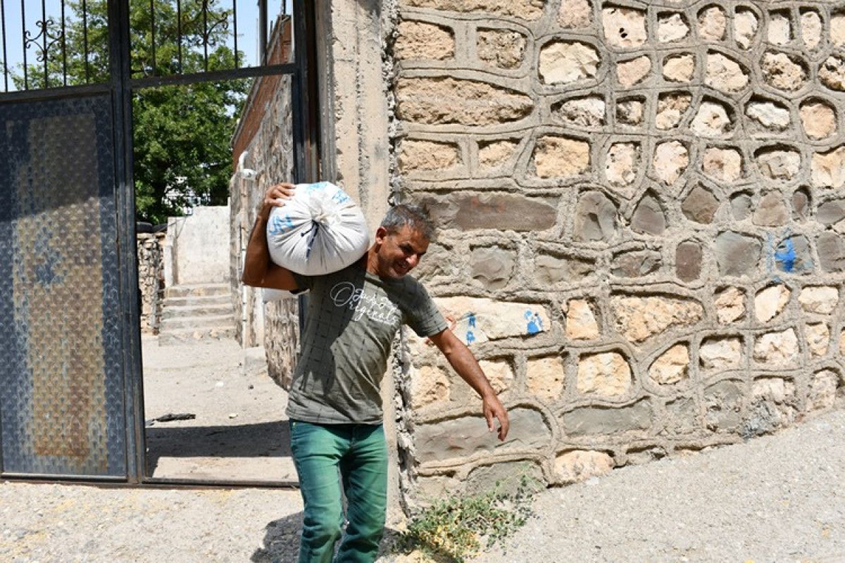 Batmanlı 'Seyyar Bakkal' köy yollarında takasla ticaret yapıyor