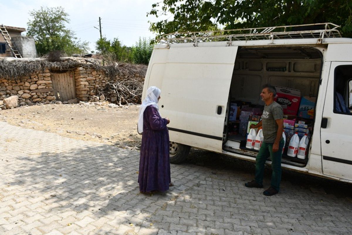 Batmanlı 'Seyyar Bakkal' köy yollarında takasla ticaret yapıyor