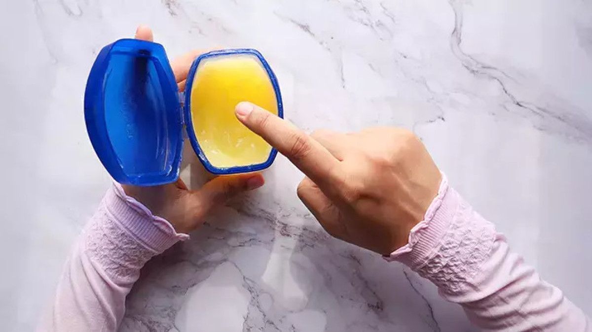 Buzdolabı Contalarını Temizleme ve Vazelin Uygulaması