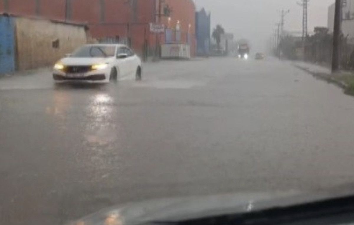 Hatay’da etkili olan sağanak yağmur yolları göle çevirdi