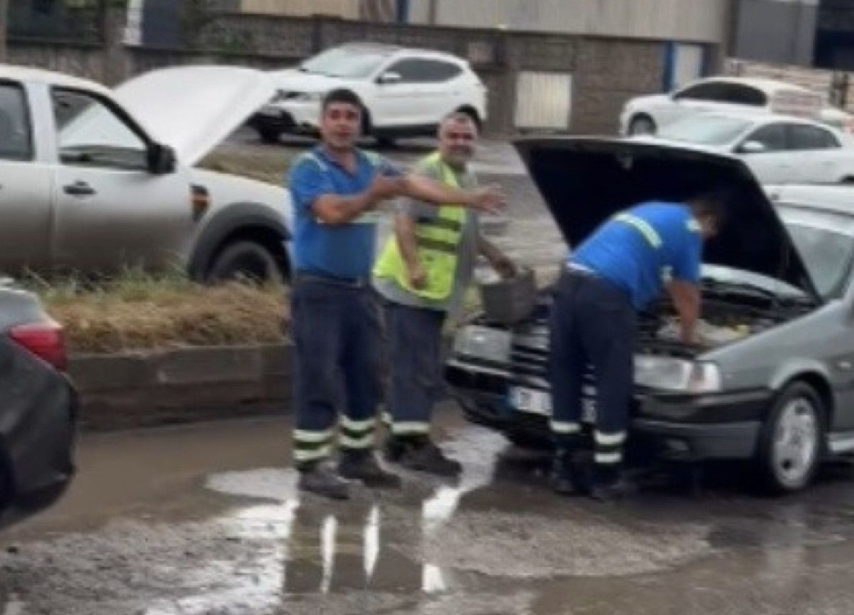Hatay’da etkili olan sağanak yağmur yolları göle çevirdi