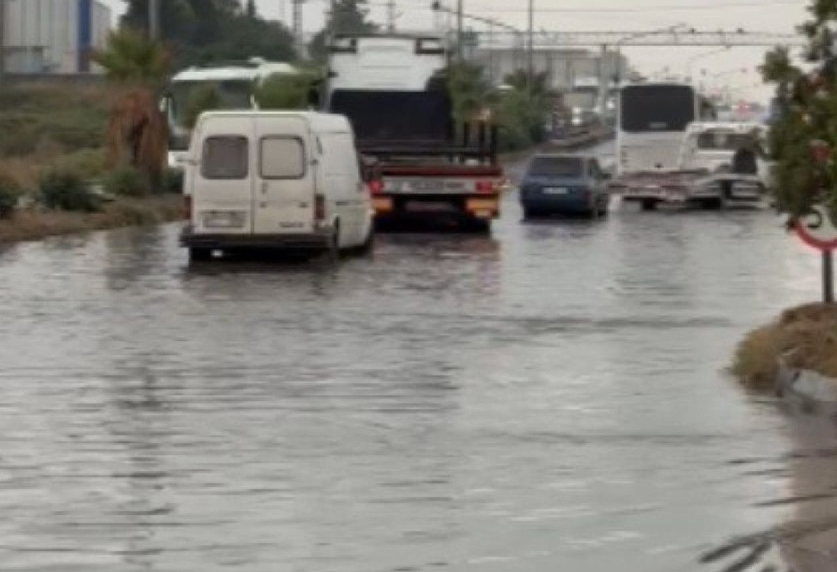 Hatay’da etkili olan sağanak yağmur yolları göle çevirdi
