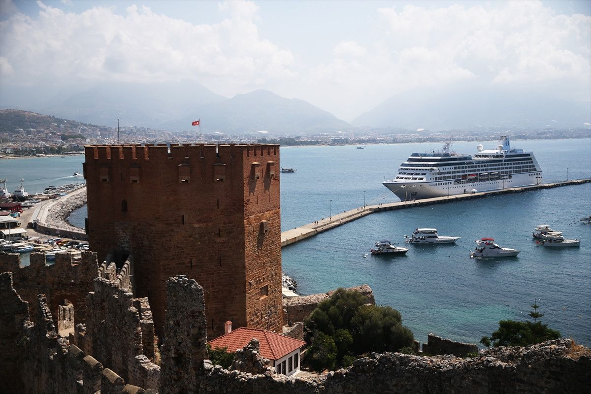 Amerikalı 602 yolcuyu taşıyan dev kruvaziyer Antalya'da