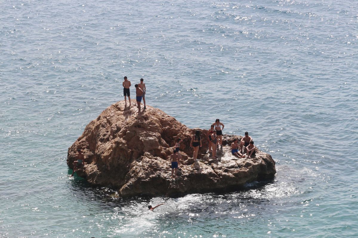 Antalya'daki yüksek sıcaklıklar sonrası Konyaaltı Sahili'nde yoğunluk oluştu