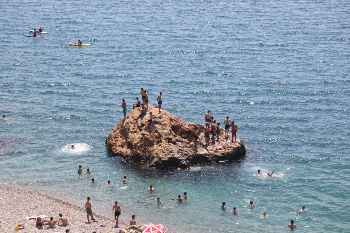 Antalya'daki yüksek sıcaklıklar sonrası Konyaaltı Sahili'nde yoğunluk oluştu