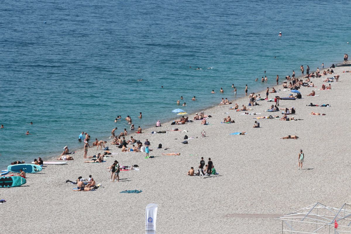 Antalya'daki yüksek sıcaklıklar sonrası Konyaaltı Sahili'nde yoğunluk oluştu
