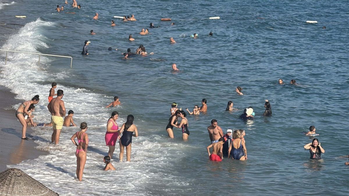 Bodrum'da yerli ve yabancı turistler sahillere akın etti
