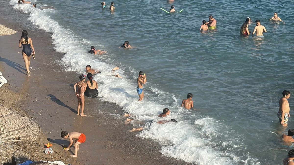 Bodrum'da yerli ve yabancı turistler sahillere akın etti