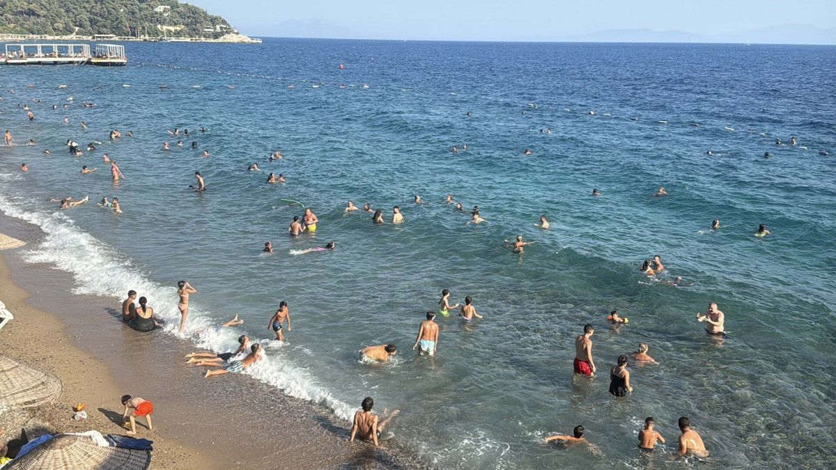 Bodrum'da yerli ve yabancı turistler sahillere akın etti